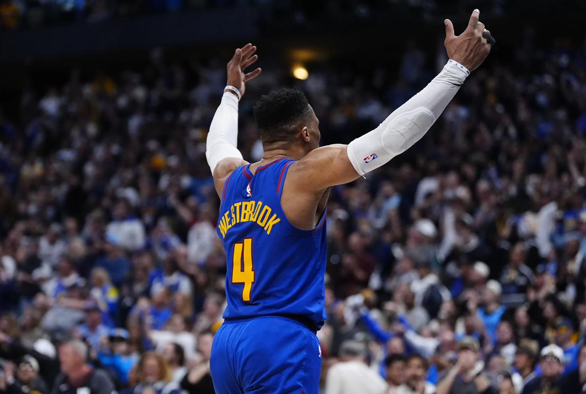 马绩效：年轻球员应以C罗为榜样，梅西是天才不需要过多训练（马绩效：年轻球员该以C罗为范，梅西天赋超群无需过度训练）