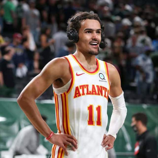 一齐登场！齐达内中国风亮相FC嘉年华，传奇卡重磅揭晓！（齐达内以中国风现身FC嘉年华，传奇卡震撼发布！）